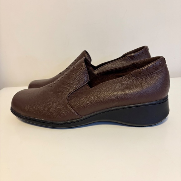 Cobbie Cuddlers Leather Slip On Clogs Moccasins Brown Womens Shoe Size 10 W NWT - Picture 2 of 4